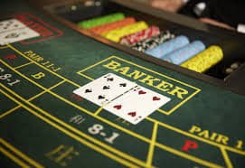 Meja Baccarat dealer langsung dengan kartu dan chip di platform spboasia