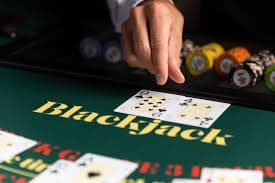 Tampilan permainan blackjack live dealer di spboasia dengan kartu dan meja kasino profesional